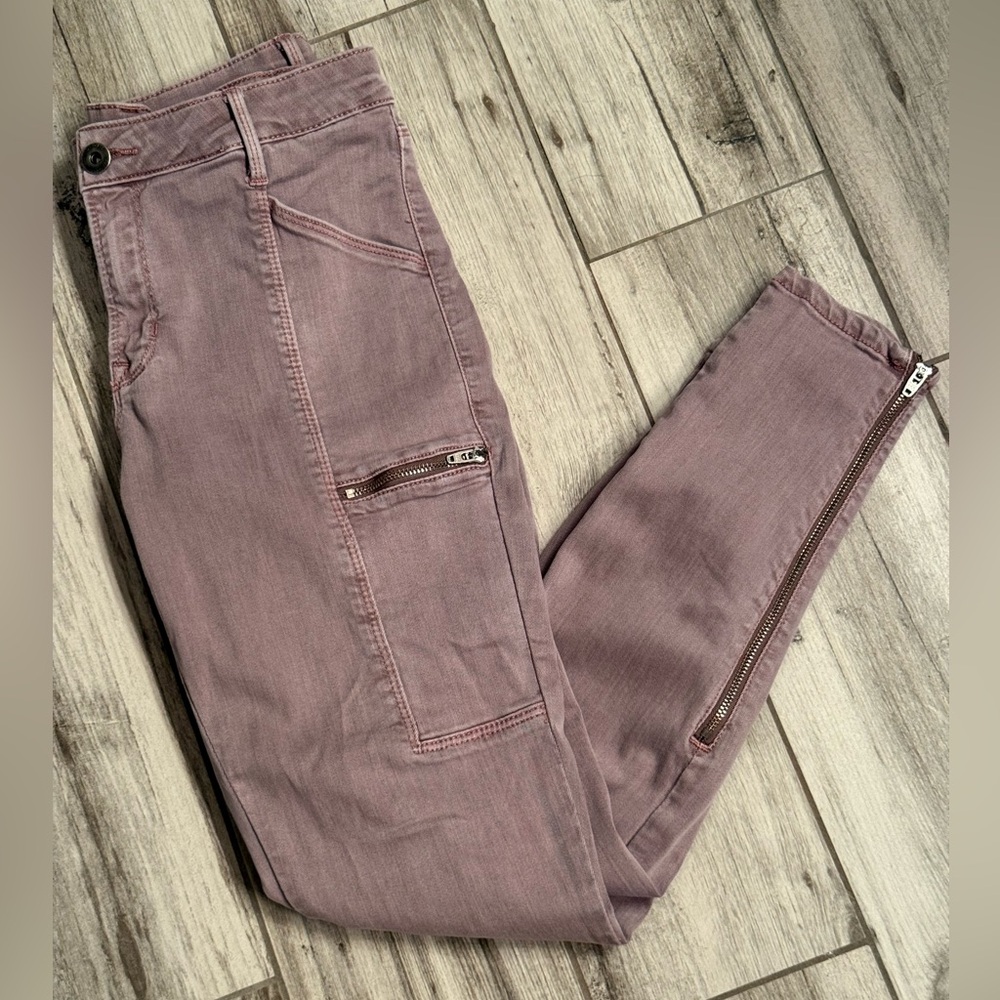 Stylish Mauve Skinny Pants with Zipper Detail